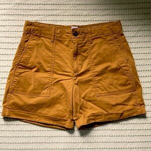 GAP 5” Khaki Short in Gold